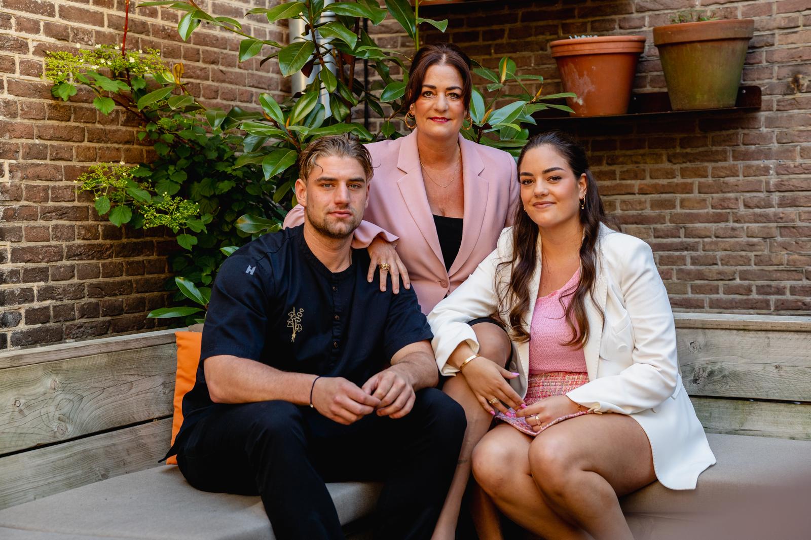 Isabelle met haar broer Jimmie en haar moeder